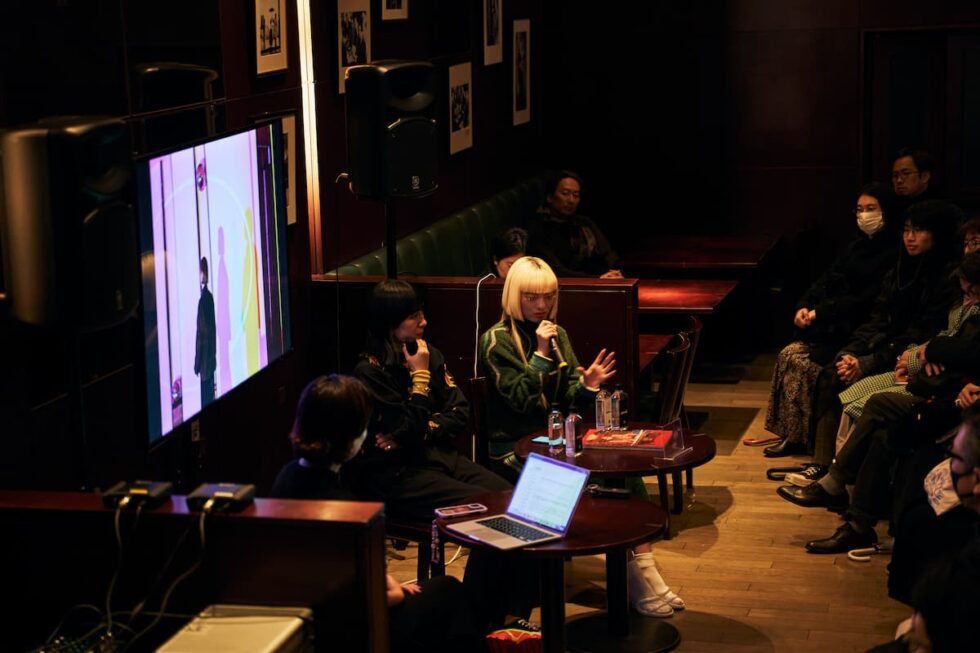 光と身体で、都市の「影」に色彩を与える｜河野未彩×アオイヤマダ