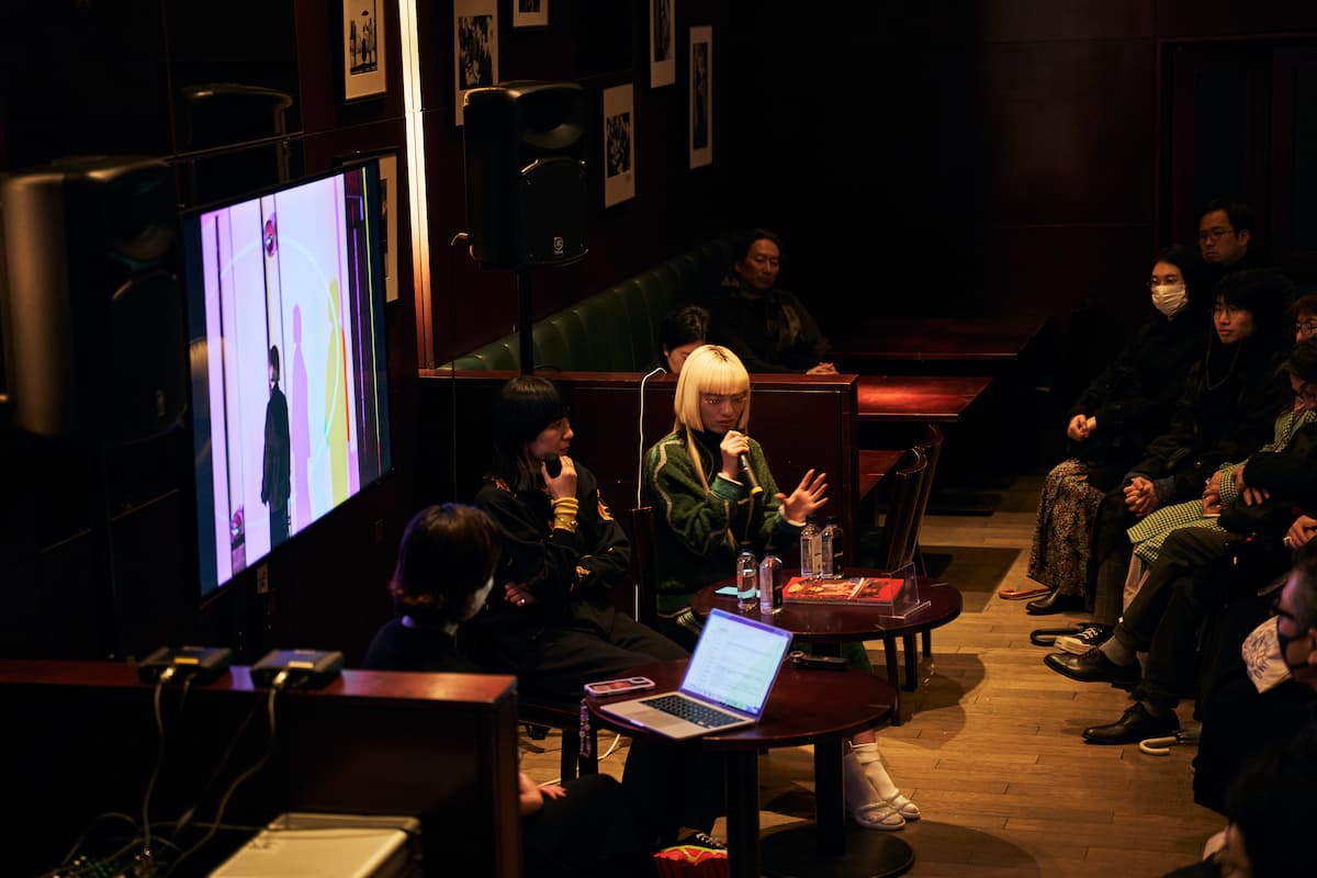 光と身体で、都市の「影」に色彩を与える｜河野未彩×アオイヤマダ